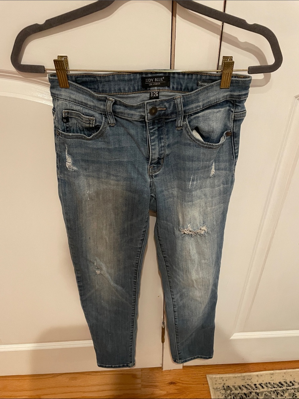 Judy Blue Faded Distressed Cropped Jeans in Blue